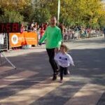 Madre e hija corriendo la Carrera Ciudad de Granada