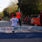 Niño llegando a meta en la Carrera Ciudad de Granada